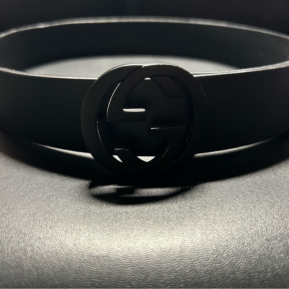 Black Gucci leather belt with interlocking G
